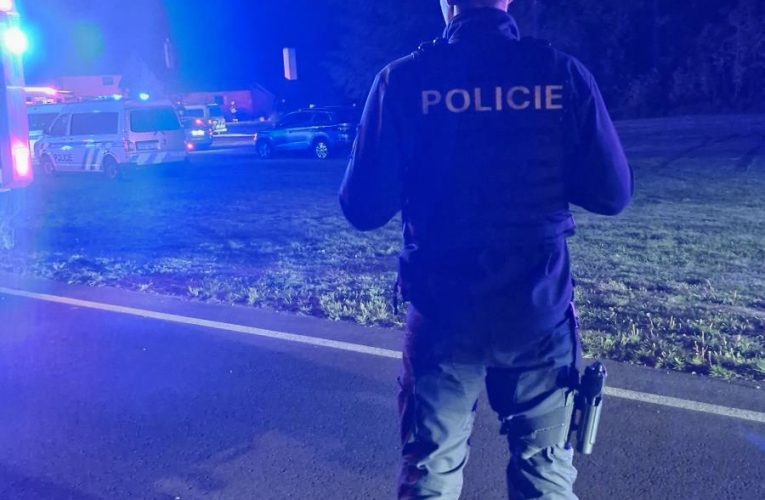 Zborcení části vnitřku hotelu, zavalení lidé