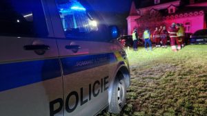 Zborcení části vnitřku hotelu, zavalení lidé
