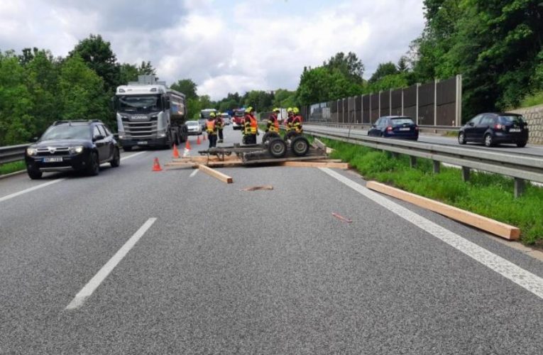 AKTUALIZACE – Havárie osobního automobilu blokuje silnici R35 ve směru na Turnov