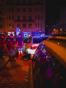 Další bezpečnostní akce v Plzni: Policisté zkontrolovali stovky osob a odhalili několik přestupků