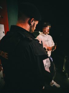 Další bezpečnostní akce v Plzni: Policisté zkontrolovali stovky osob a odhalili několik přestupků
