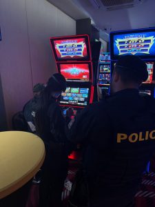 Další bezpečnostní akce v Plzni: Policisté zkontrolovali stovky osob a odhalili několik přestupků