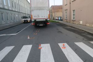 Kamion srazil chodkyni