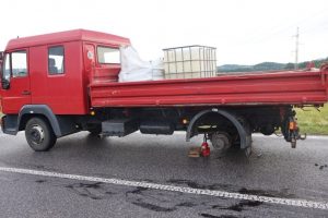 Malému nákladnímu vozidlu MAN za jízdy upadla dvě zadní kola a zasáhla dvě osobní auta