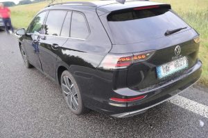 Malému nákladnímu vozidlu MAN za jízdy upadla dvě zadní kola a zasáhla dvě osobní auta