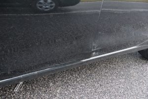 Malému nákladnímu vozidlu MAN za jízdy upadla dvě zadní kola a zasáhla dvě osobní auta