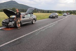 Malému nákladnímu vozidlu MAN za jízdy upadla dvě zadní kola a zasáhla dvě osobní auta