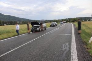 Malému nákladnímu vozidlu MAN za jízdy upadla dvě zadní kola a zasáhla dvě osobní auta