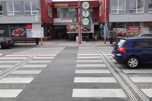 Neznámý mladík na elektrokoloběžce srazil na přechodu pro chodce v centru Nového Boru muže a ujel