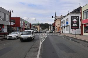 Neznámý mladík na elektrokoloběžce srazil na přechodu pro chodce v centru Nového Boru muže a ujel