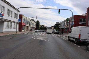 Neznámý mladík na elektrokoloběžce srazil na přechodu pro chodce v centru Nového Boru muže a ujel
