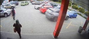 Nezvládla manévr couvání, způsobila dvacetitisícovou škodu a ujela
