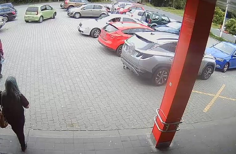 Nezvládla manévr couvání, způsobila dvacetitisícovou škodu a ujela
