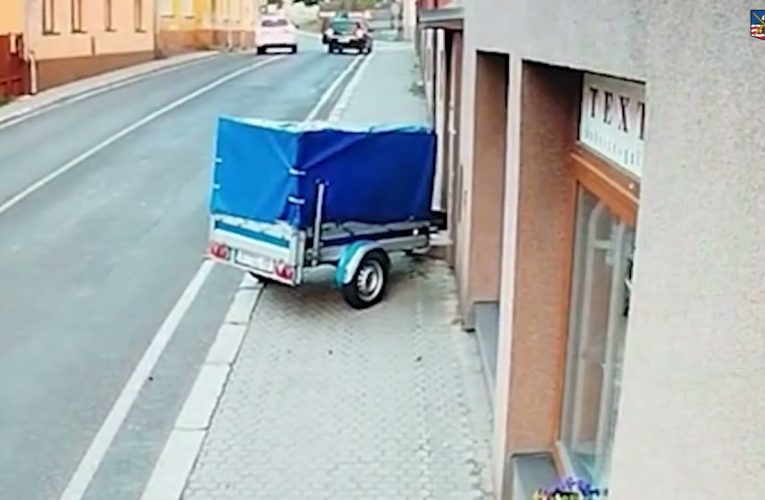 Odpojený vozík „smetl“ muže na chodníku