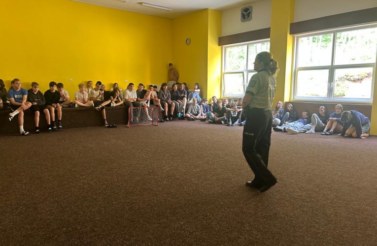 Policistky navštívily děti na škole v přírodě