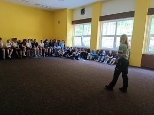 Policistky navštívily děti na škole v přírodě
