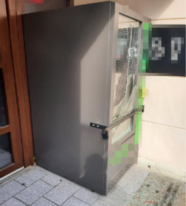 Poškodil automat a skleněnou výplň dveří