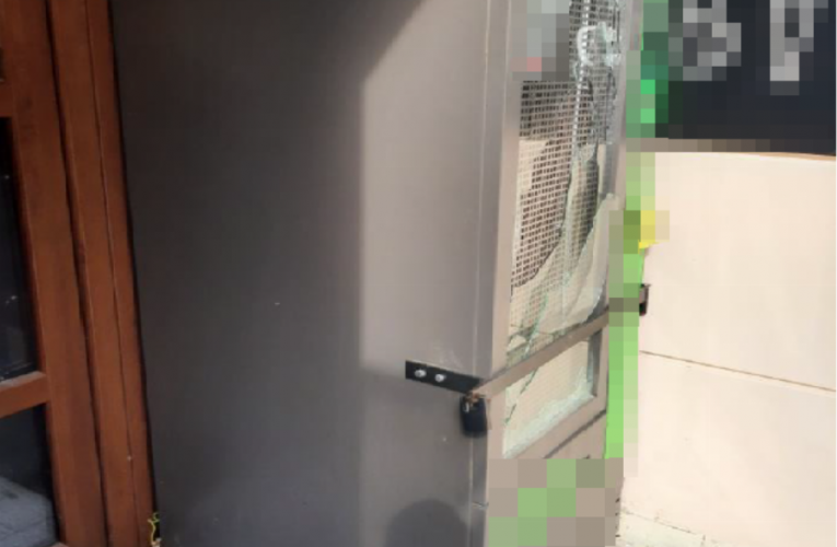 Poškodil automat a skleněnou výplň dveří