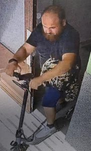 Poznáte muže na fotografii?