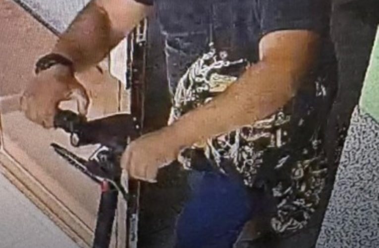 Poznáte muže na fotografii?