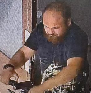 Poznáte muže na fotografii?