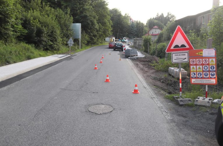 Řidič způsobil karambol před mobilním semaforem a pak zmizel