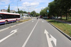 Řidička přehlédla motorkáře
