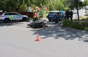 Řidička přehlédla motorkáře