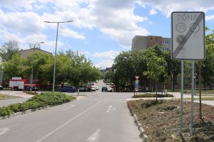 Řidička přehlédla motorkáře