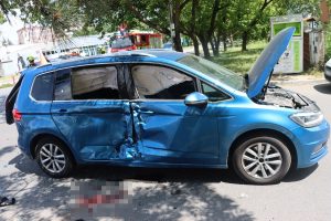 Řidička přehlédla motorkáře