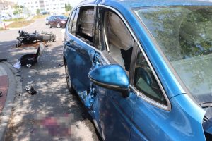 Řidička přehlédla motorkáře
