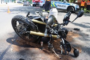 Řidička přehlédla motorkáře