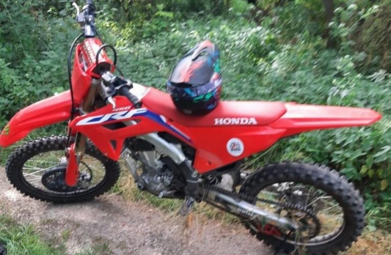 Ujíždějící motocyklista se vrátil za mříže