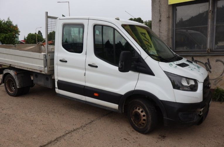 V zákazu řízení naboural transitem zaparkovaný renault a pak na linku 158 nahlásil odcizení svého auta