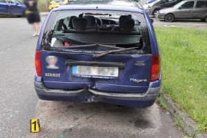 V zákazu řízení naboural transitem zaparkovaný renault a pak na linku 158 nahlásil odcizení svého auta