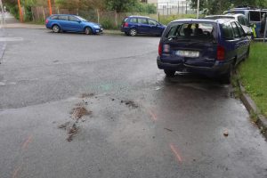 V zákazu řízení naboural transitem zaparkovaný renault a pak na linku 158 nahlásil odcizení svého auta