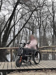 Zloděj odcizil z invalidního vozíku přídavný elektrický pohon, který mu k ničemu nebude