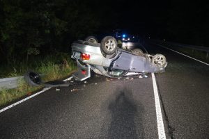 Během jednoho víkendu řidiči otočili na střechu dvě auta