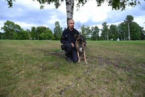 Další úspěch policejního psovoda a jeho čtyřnohého parťáka