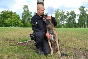 Další úspěch policejního psovoda a jeho čtyřnohého parťáka