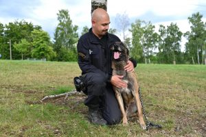 Další úspěch policejního psovoda a jeho čtyřnohého parťáka