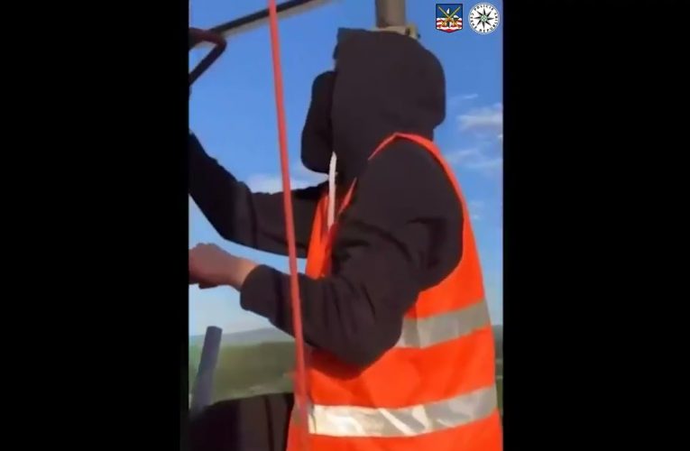 Mladíci vylezli na komín v Sadově