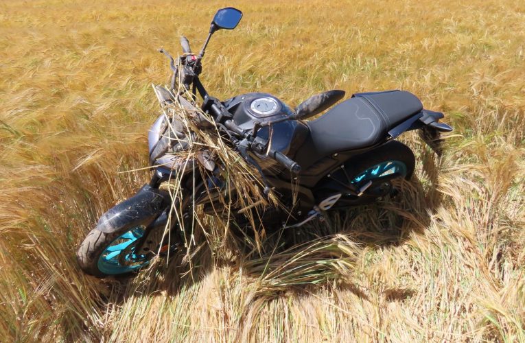 Motorkář se srazil s nákladním vozem