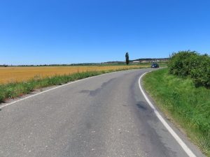 Motorkář se srazil s nákladním vozem