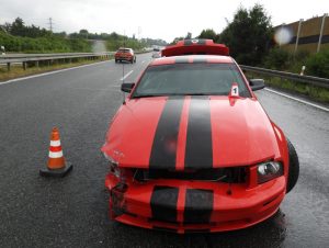 Mustang skončil ve svodidlech
