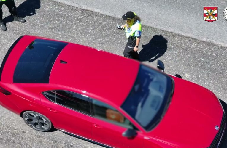 Na bezpečný odjezd dohlížely stovky policistů