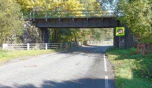 Neznámý řidič nákladního vozu dnes ráno v Semilech narušil mostní konstrukci a od nehody ujel
