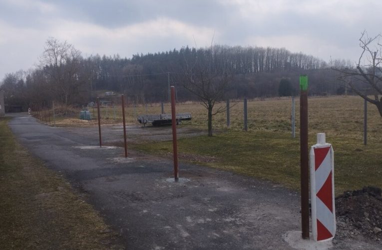 Plot uprostřed silnice