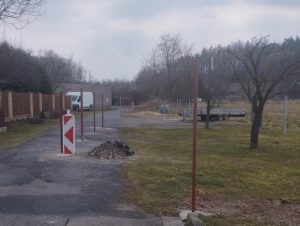 Plot uprostřed silnice