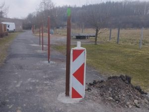 Plot uprostřed silnice